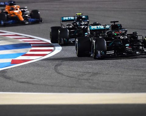 George Russell leading Valtteri Bottas in a Mercedes at Bahrain - Formula1news.co.uk