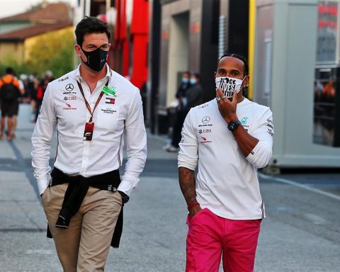 Lewis Hamilton and Toto Wolff, Mercedes 2021 contract talks - Formula1news.co.uk