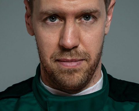 Sebastian Vettel first look at Aston Martin F1 Team 2021 - Formula1news.co.uk
