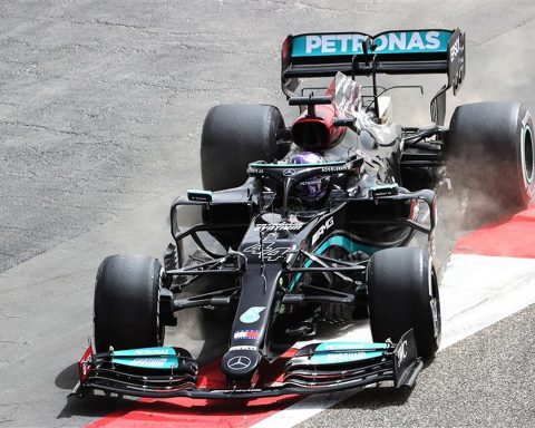 Lewis Hamilton Mercedes W12 in pre-season testing at Bahrain - Formula1news.co.uk