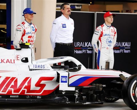 Mick Schumacher, Guenther Steiner and Nikita Mazepin at Haas F1 - Formula1news.co.uk