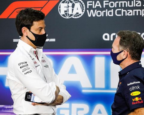 Toto Wolff and Christian Horner at Bahrain 2021 - Formula1news.co.uk