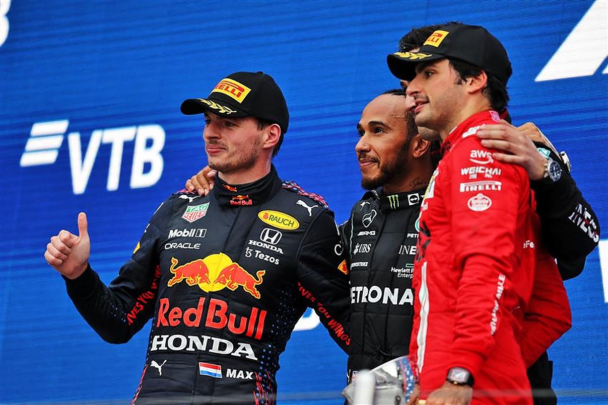 Carlos Sainz, Lewis Hamilton and Max Verstappen in 2021 Abu Dhabi GP.v1