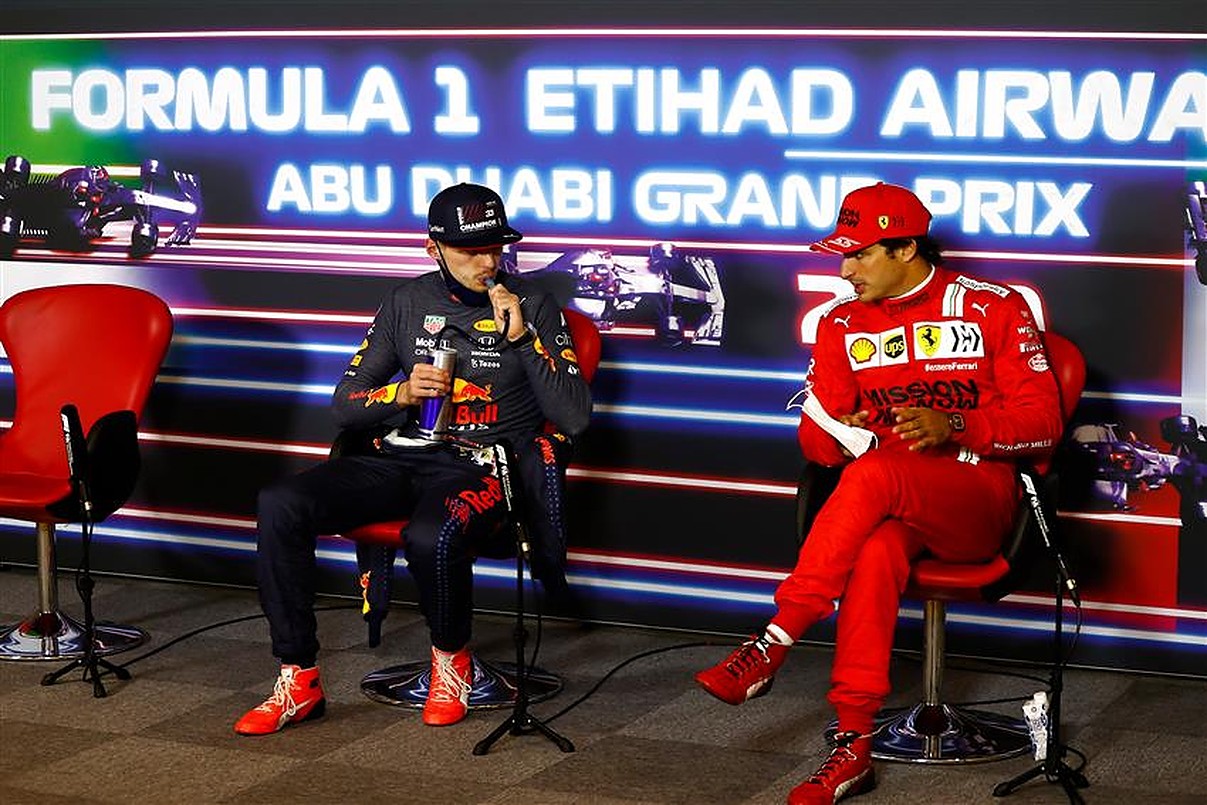 Carlos Sainz questions strange Abu Dhabi safety car.v1