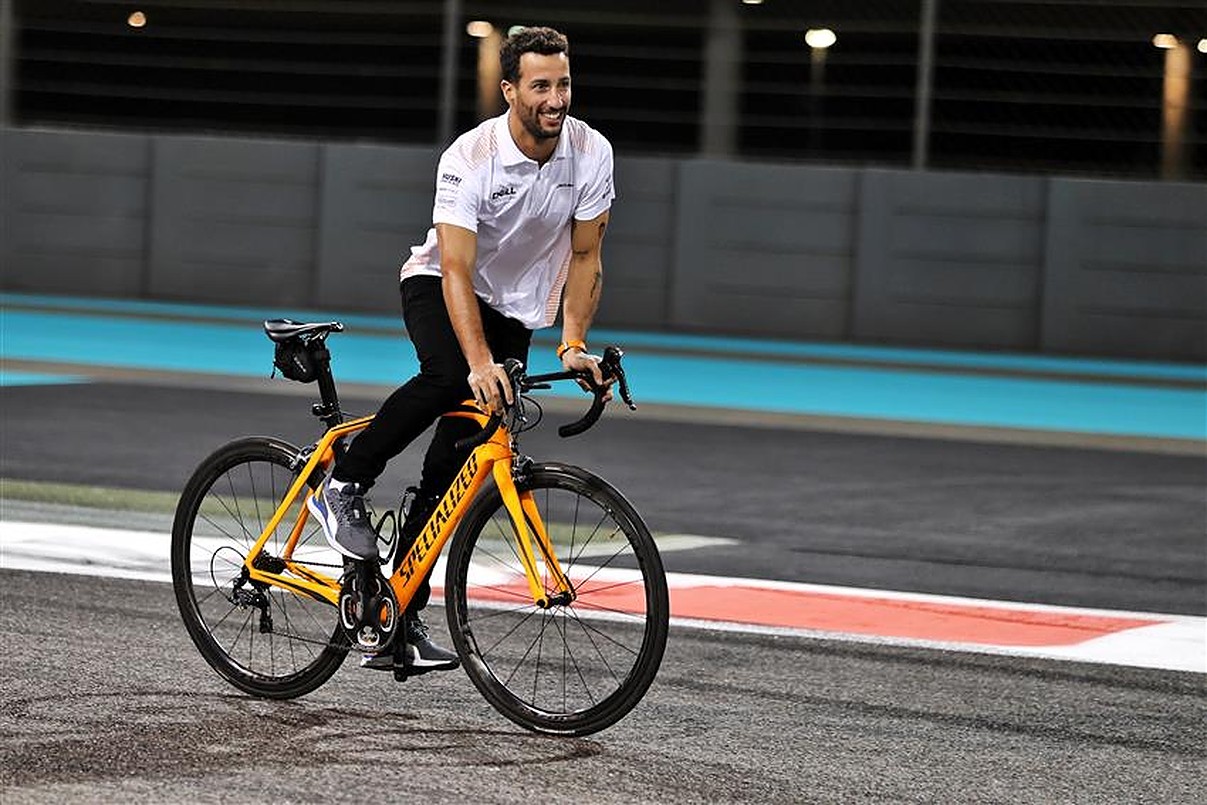Daniel Ricciardo cycling in Abu Dhabi 2021.v1