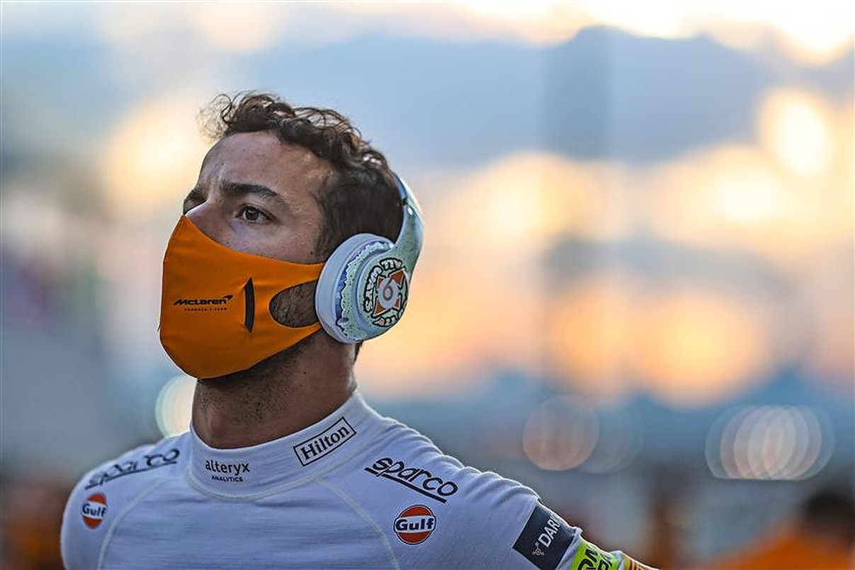 Daniel Ricciardo hails Oscar Piastri.v1