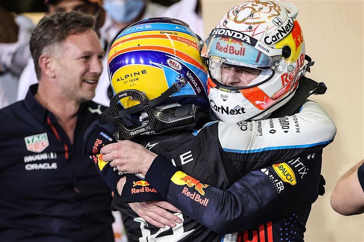 Fernando Alonso congratulates Max Verstappen on Championship success with Honda.v1