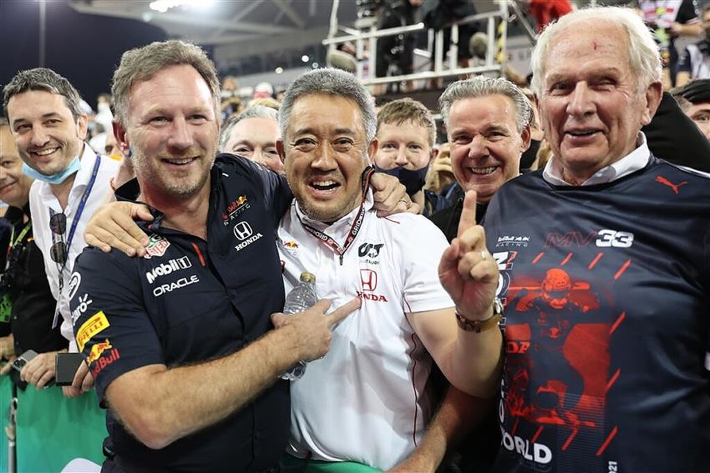 Honda F1 Boss Masashi Yamamoto celebrates Max Verstappen's 2021 championship.v1