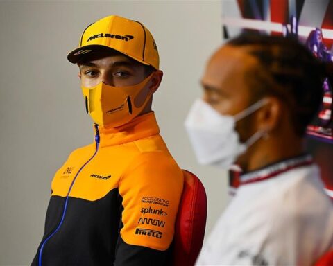 Lando Norris and Lewis Hamilton at Silverstone, 2021.v1