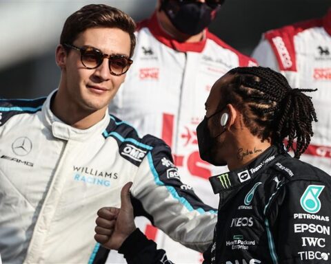 Lewis Hamilton and George Russell in Abu Dhabi, 2021.v1