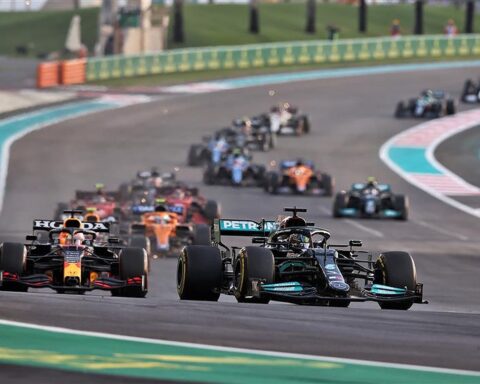 Lewis Hamilton and Max Verstappen battle in the 2021 Abu Dhabi GP.v1