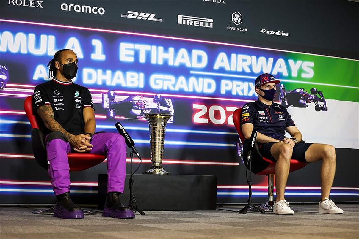 Lewis Hamilton and Max Verstappen in 2021 Abu Dhabi GP.v1