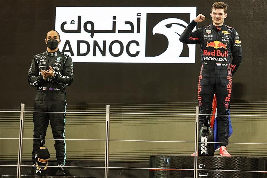 Lewis Hamilton and Max Verstappen in the 2021 Abu Dhabi GP.v1