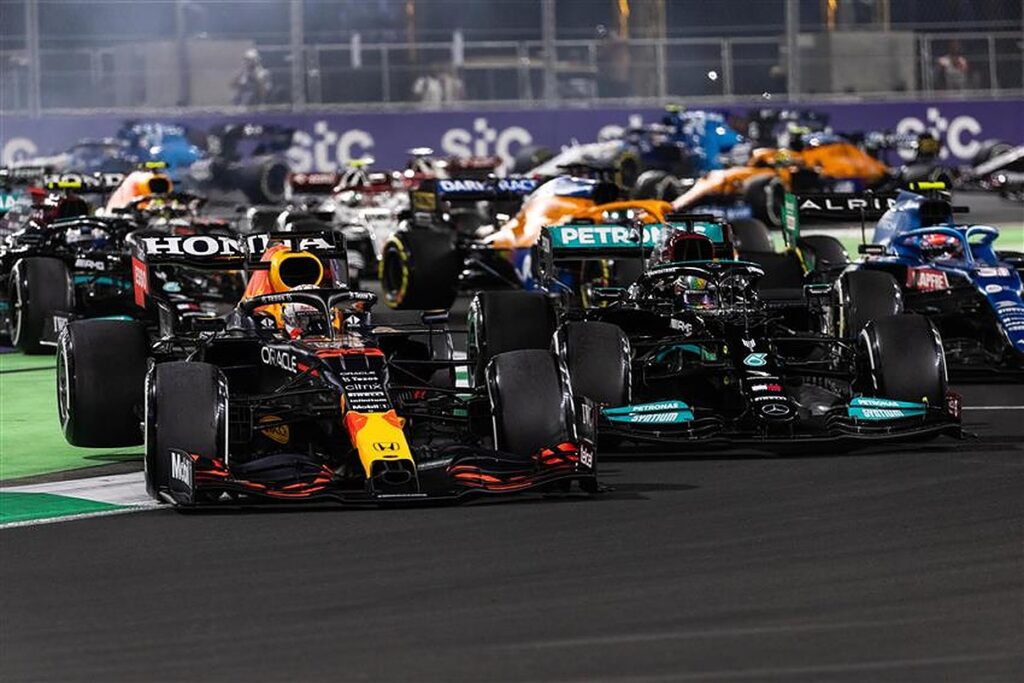 Max Verstappen and Lewis Hamilton in 2021 Saudi Arabian GP.v1