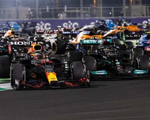 Max Verstappen and Lewis Hamilton in 2021 Saudi Arabian GP.v1