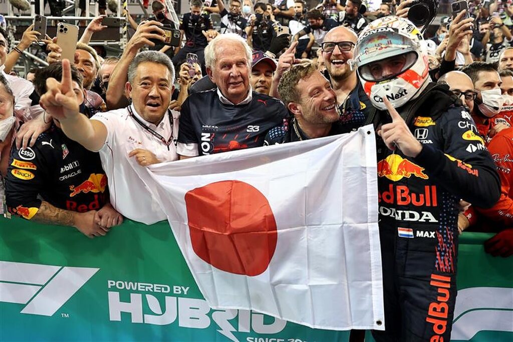 Max Verstappen pays tribute to Honda after beating Lewis Hamilton in Abu Dhabi.v1