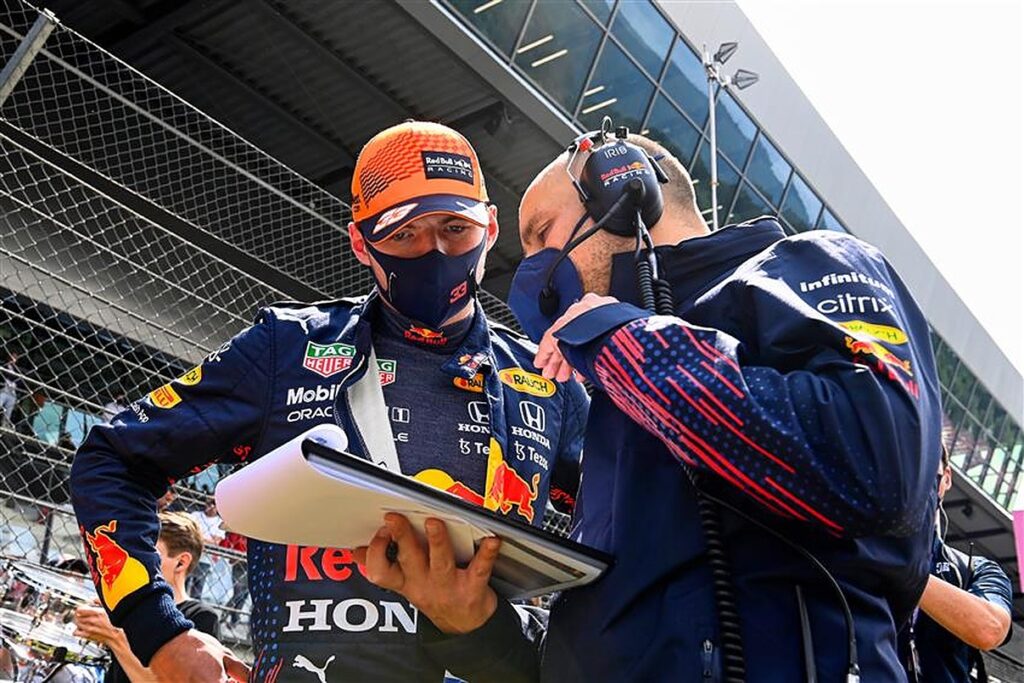 Max Verstappen with race engineer Gianpiero Lambiase.v1