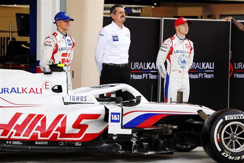 Nikita Mazepin, Mick Schumacher and Guenther Steiner in 2021.v1