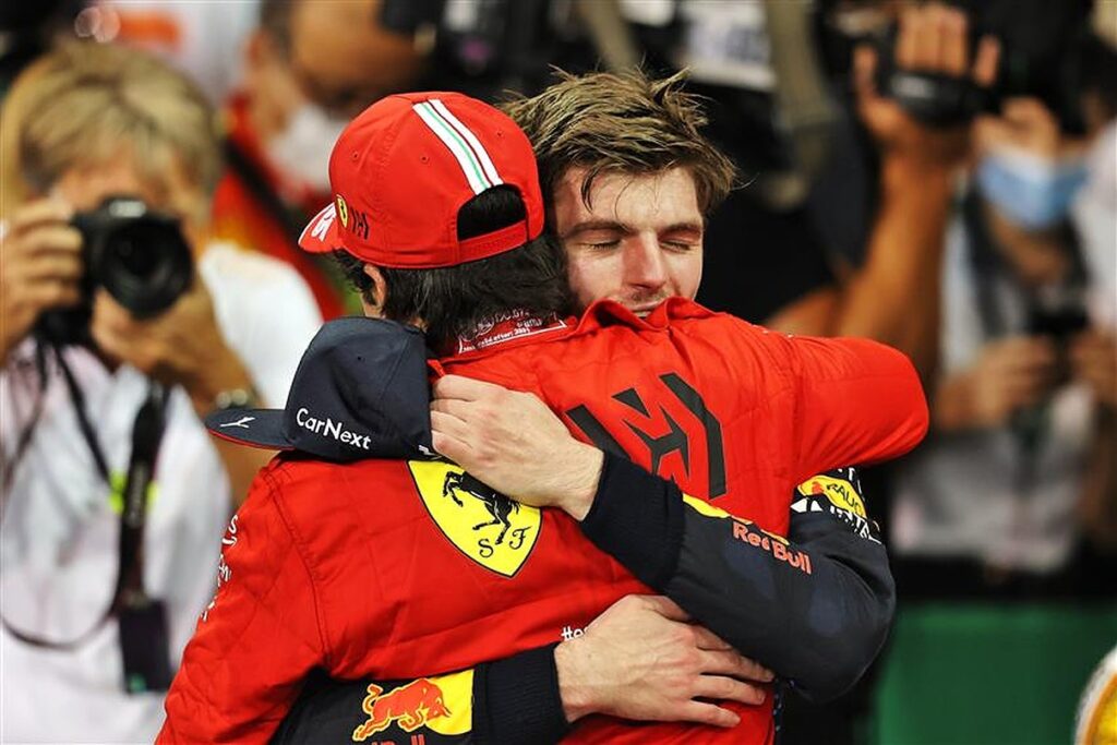 Sainz congratulates Verstappen on winning 2021 F1 championship.v1
