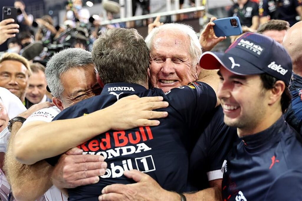 Sergio Perez and Helmut Marko celebrate Max Verstappen's victory in 2021 Abu Dhabi GP.v1