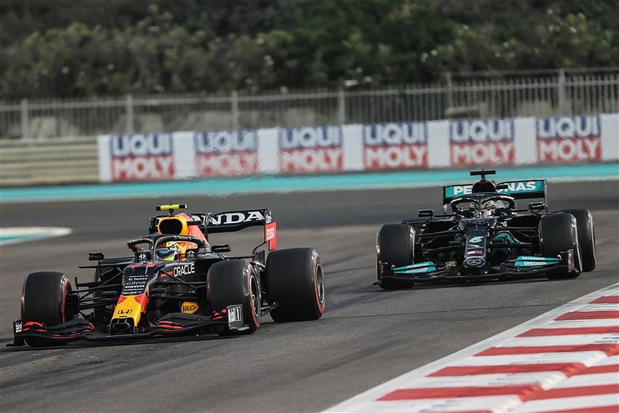 Sergio Perez defending Lewis Hamilton in 2021 Abu Dhabi GP.v1