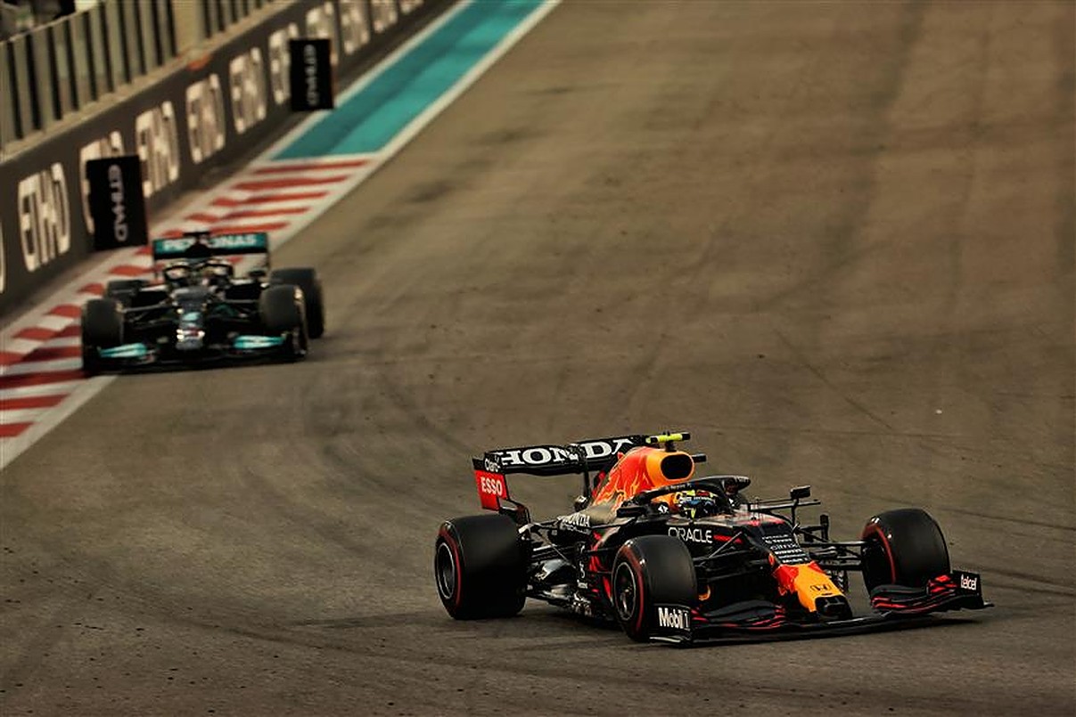 Sergio Perez defends against Lewis Hamilton at the 2021 Abu Dhabi Grand Prix.v1