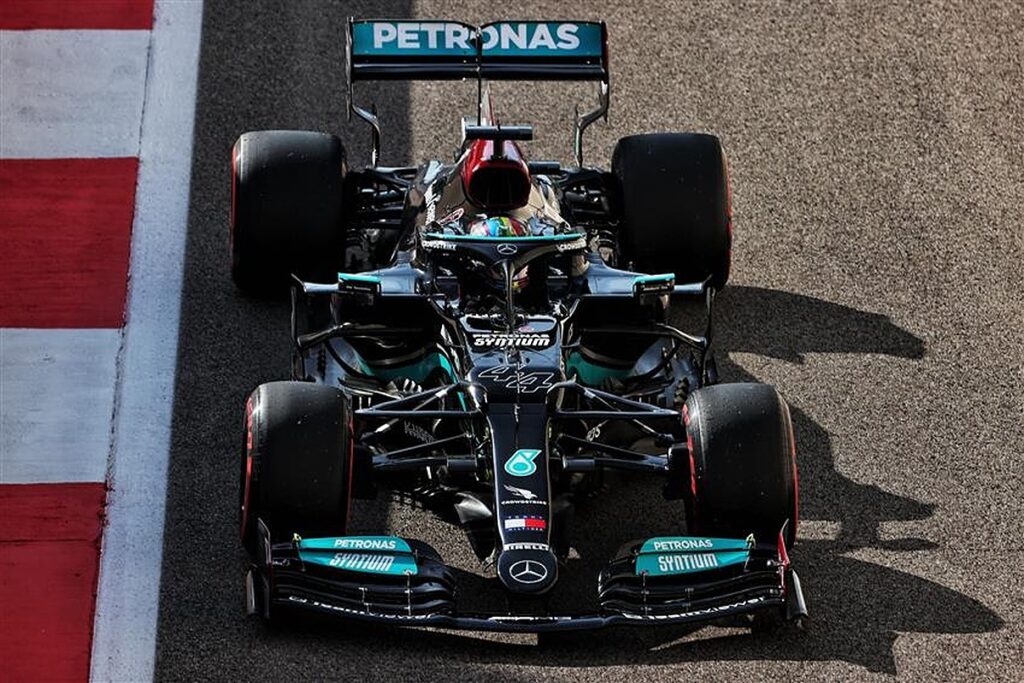 Sir Lewis Hamilton in Abu Dhabi 2021.v1