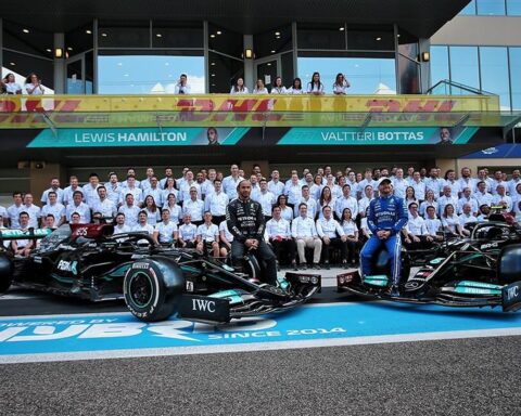 Valtteri Bottas and Lewis Hamilton at the 2021 Abu Dhabi GP.v1