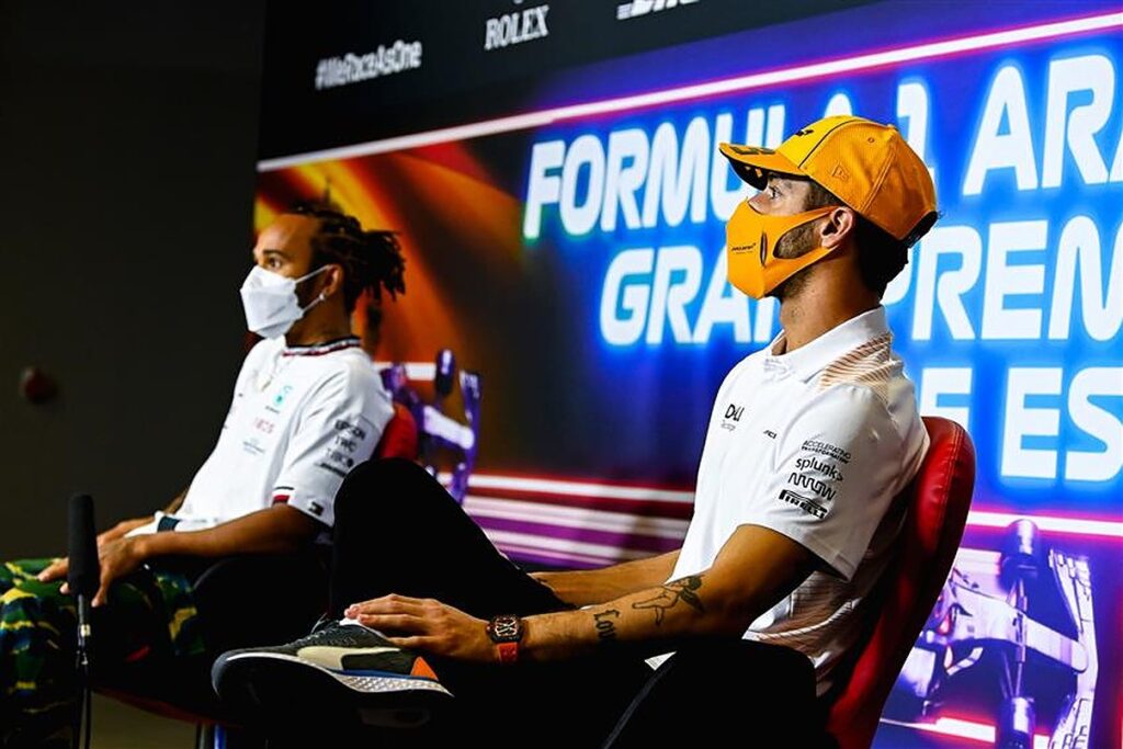 Daniel Ricciardo and Lewis Hamilton at the 2021 Spanish Grand Prix.v1