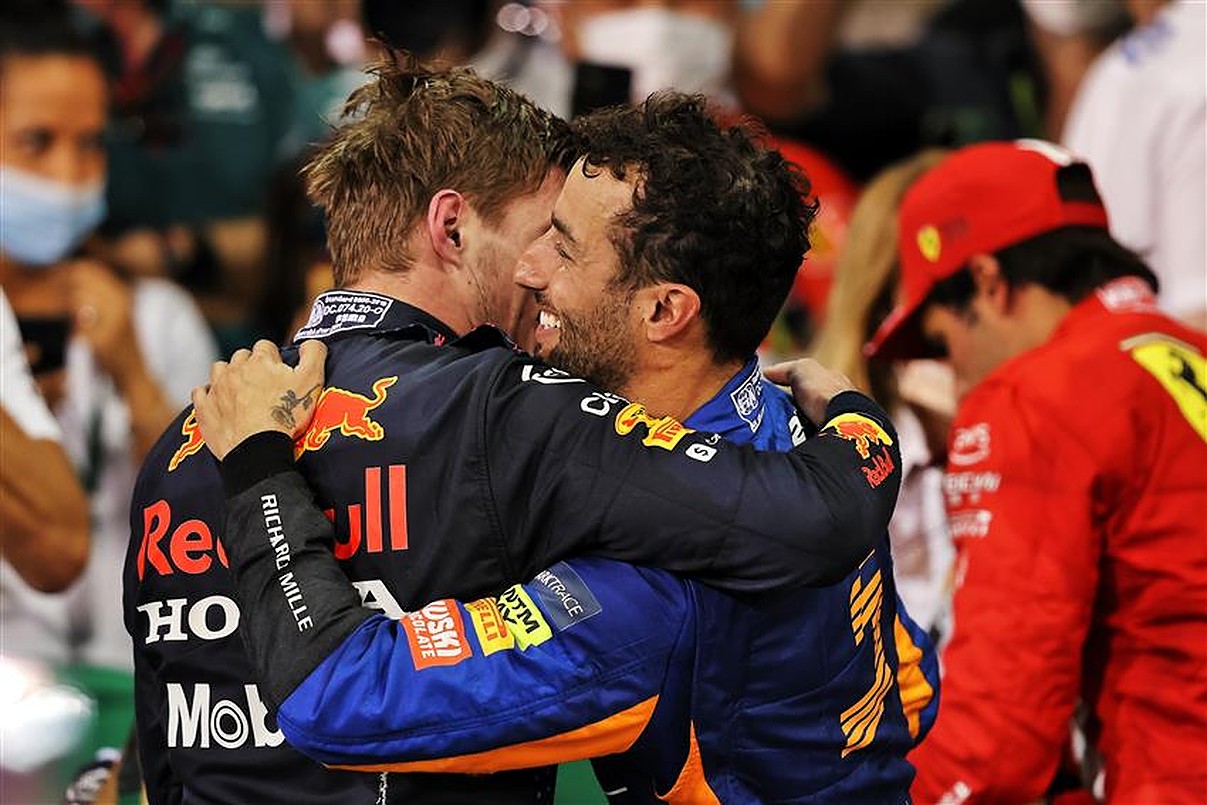 Daniel Ricciardo and Max Verstappen at the 2021 Abu Dhabi Grand Prix.v1