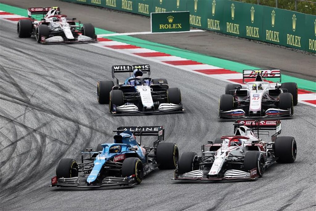 Fernando Alonso and Kimi Raikkonen racing in 2021.v1