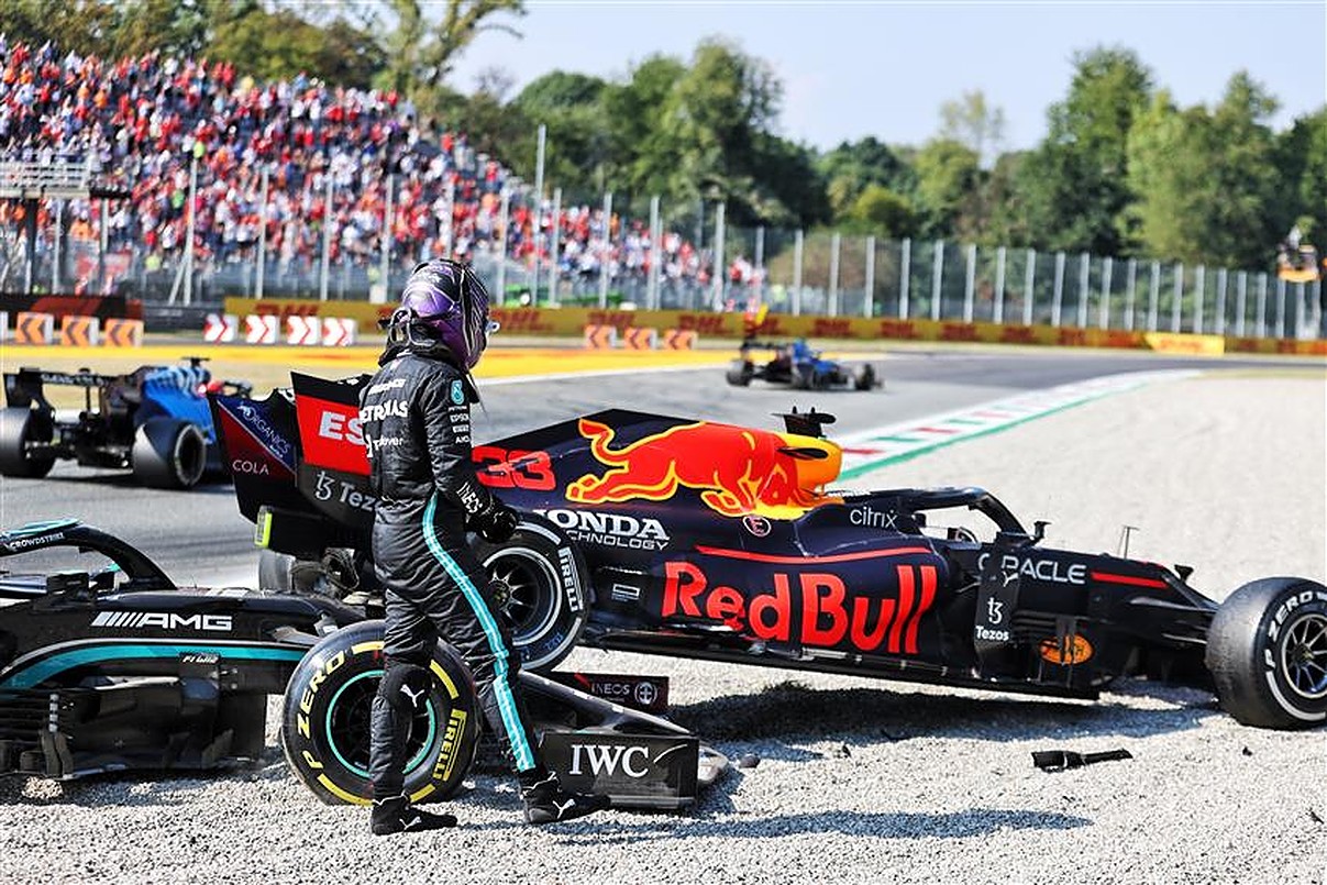 Lewis Hamilton and Max Verstappen after crashing at the 2021 Italian GP.v1
