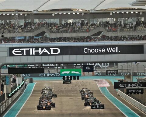 Lewis Hamilton and Max Verstappen at the 2021 Abu Dhabi Grand Prix.v1