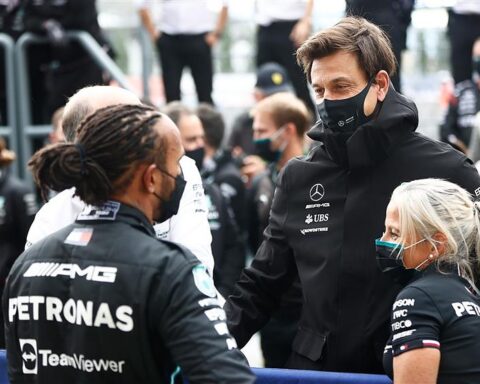 Lewis Hamilton and Toto Wolff in 2022.v1