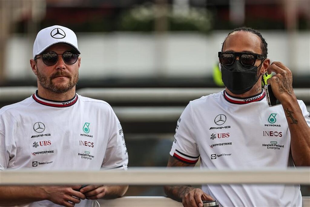 Lewis Hamilton and Valtteri Bottas at the 2021 Abu Dhabi Grand Prix.v1