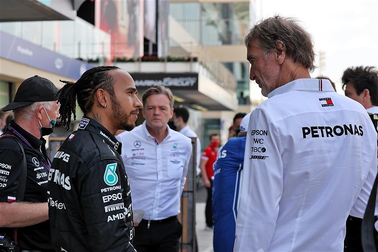 Lewis Hamilton before the 2021 Abu Dhabi Grand Prix.v1