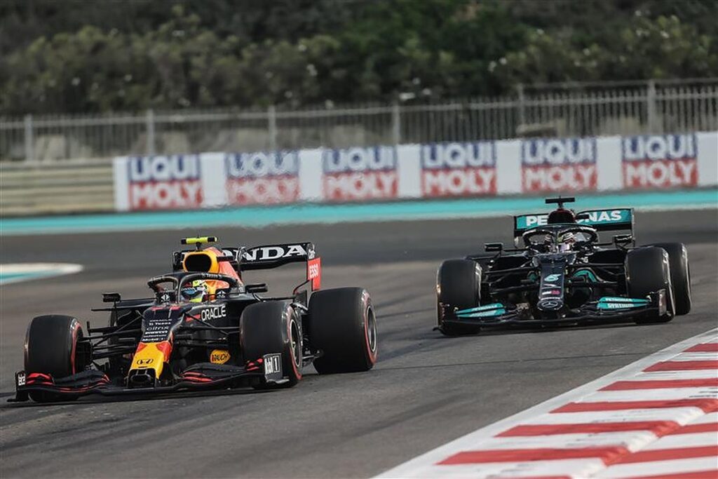 Lewis Hamilton behind Sergio Perez in Abu Dhabi.v1