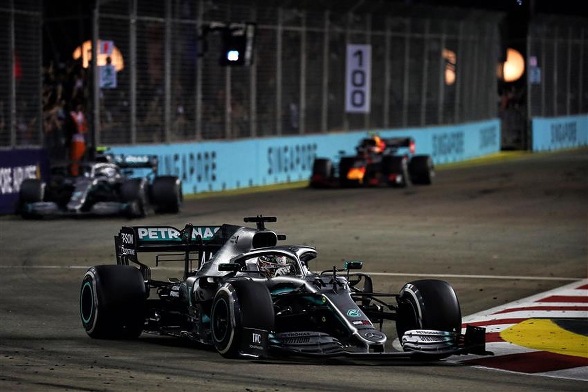 Lewis Hamilton leads 2019 Singapore Grand Prix.v1