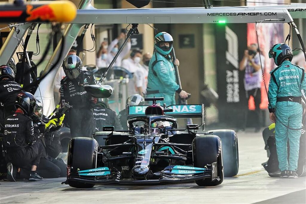 Lewis Hamilton makes a pitstop at the 2021 Abu Dhabi Grand Prix.v1