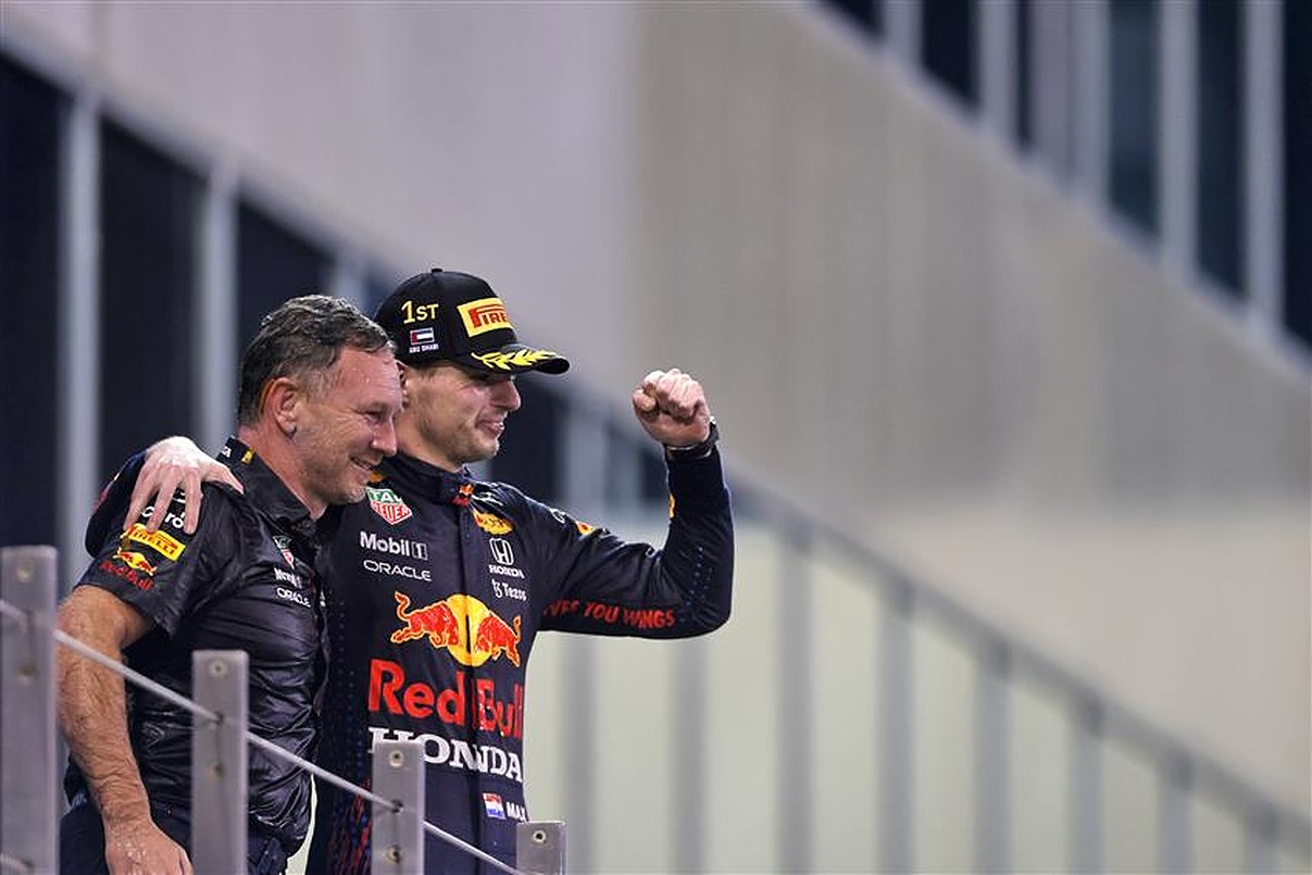 Max Verstappen and Christian Horner celebrate F1 championship in Abu Dhabi in 2021.v1