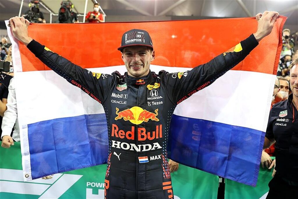 Max Verstappen celebrates his F1 title in Abu Dhabi 2021.v1