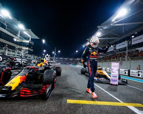 Max Verstappen celebrating in Abu Dhabi 2021.v1