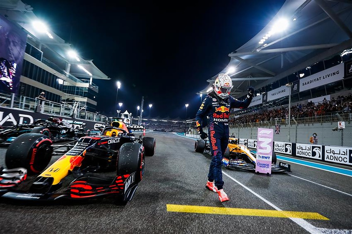 Max Verstappen celebrating in Abu Dhabi 2021.v1