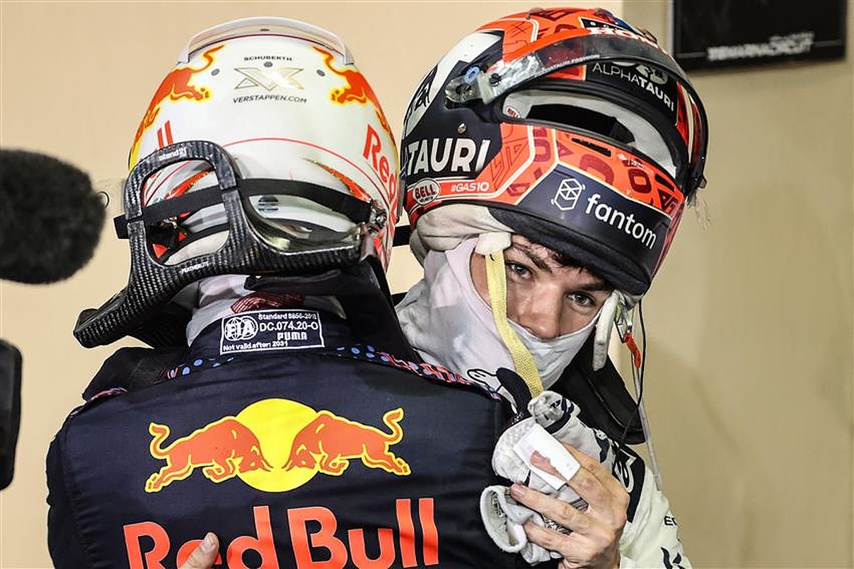 Pierre Gasly congratulates Max Verstappen on winning the 2021 F1 championship in Abu Dhabi.v1
