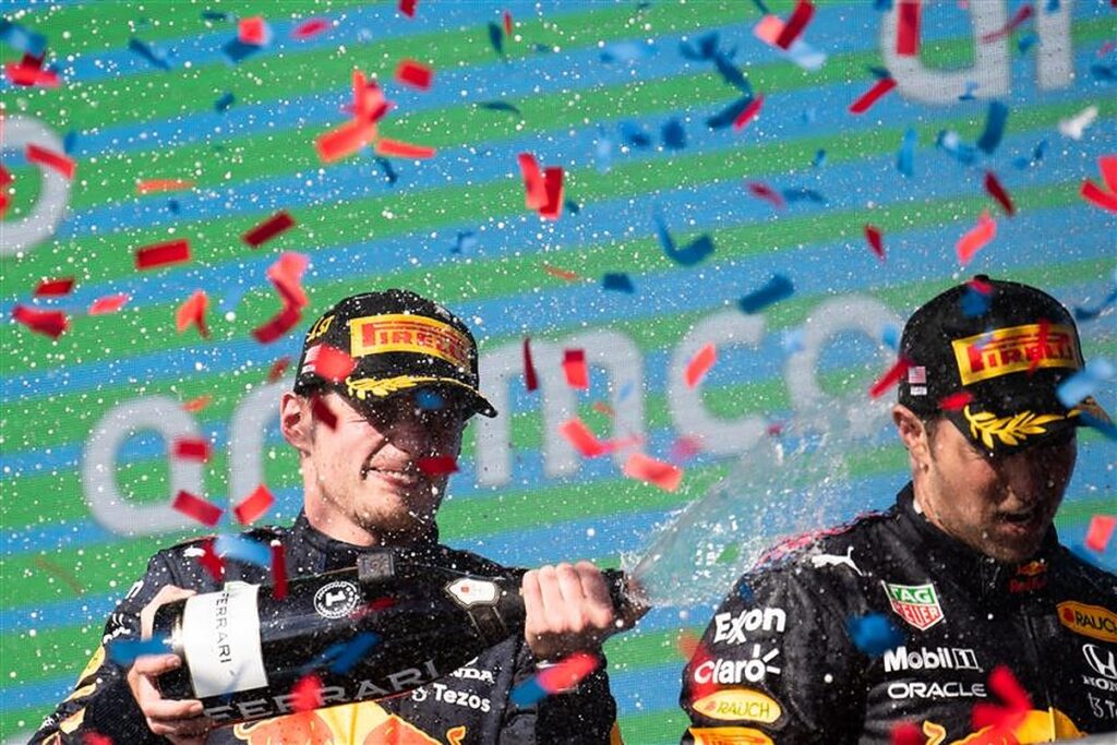Sergio Perez and Max Verstappen on the podium in Austin, 2021.v1