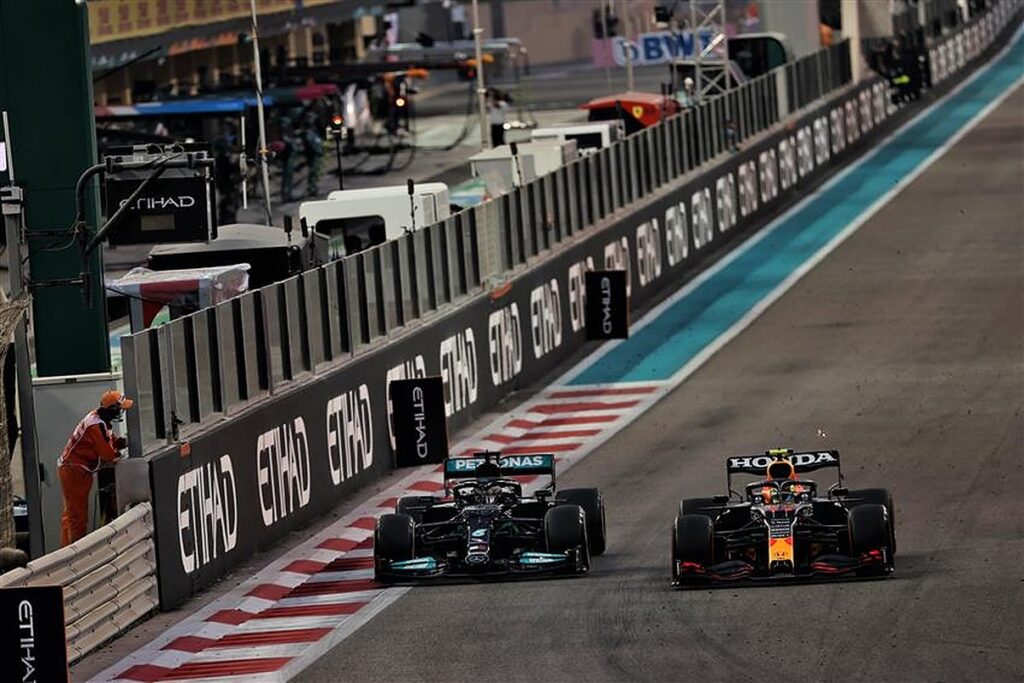 Sergio Perez defends against Lewis Hamilton in 2021 Abu Dhabi GP.v1