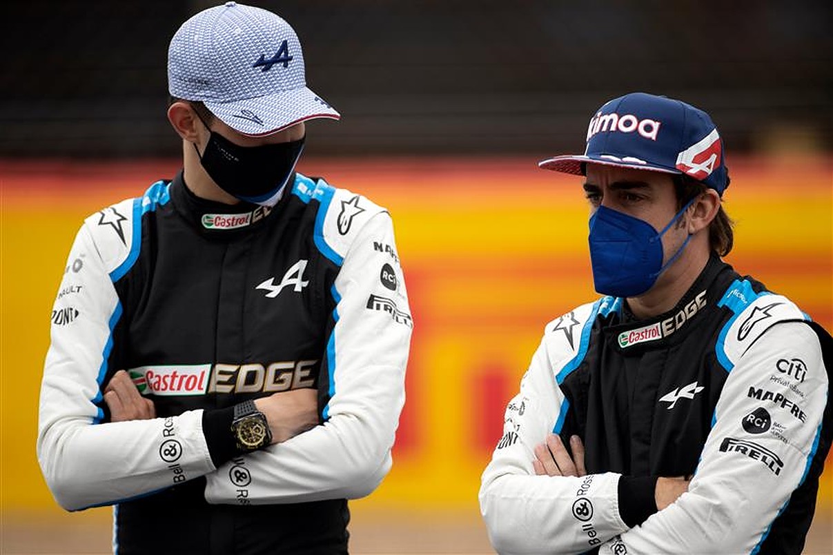 Fernando Alonso and Esteban Ocon on the grid in 2021.v1