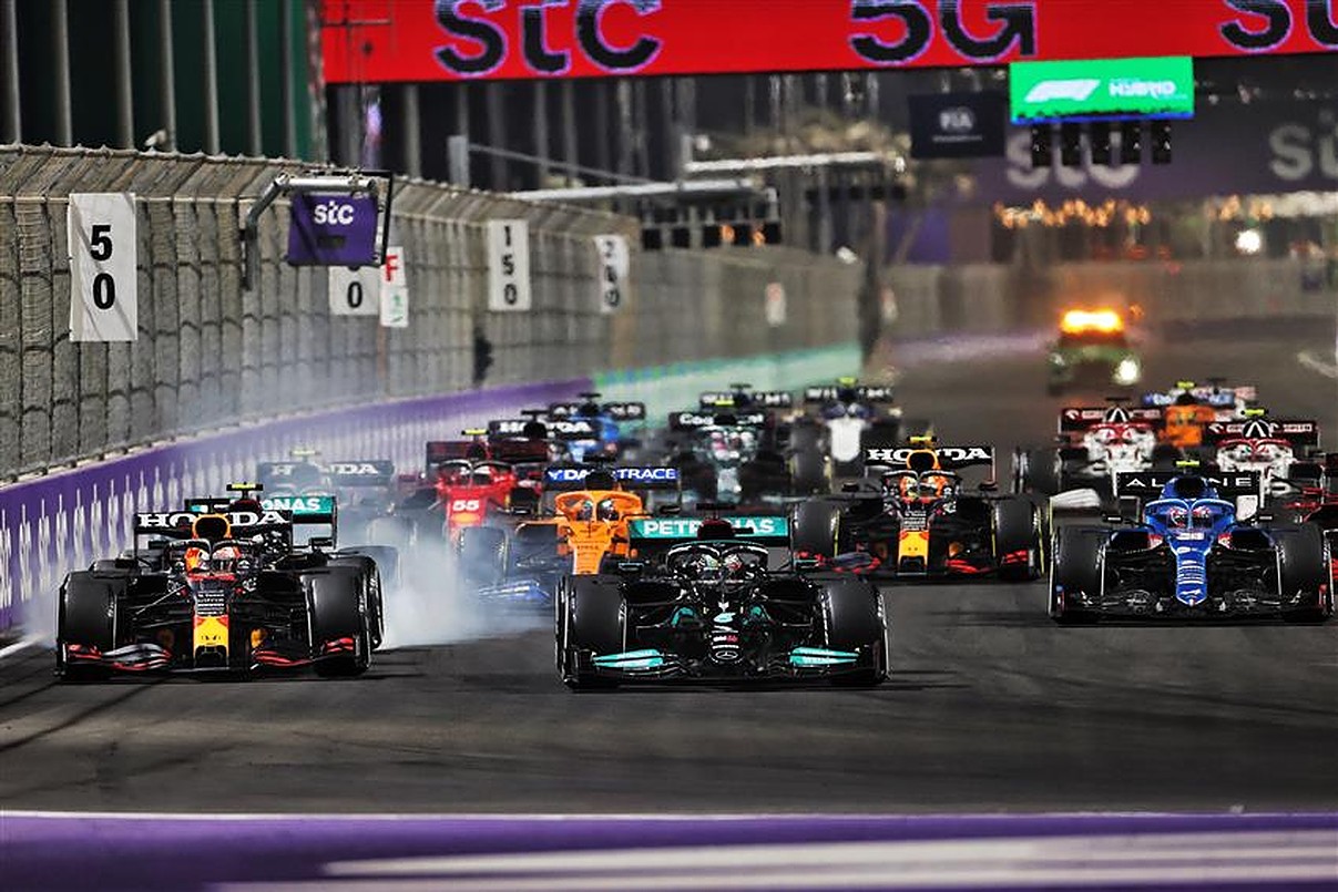 Lewis Hamilton and Max Verstappen racing in Saudi Arabia.v1
