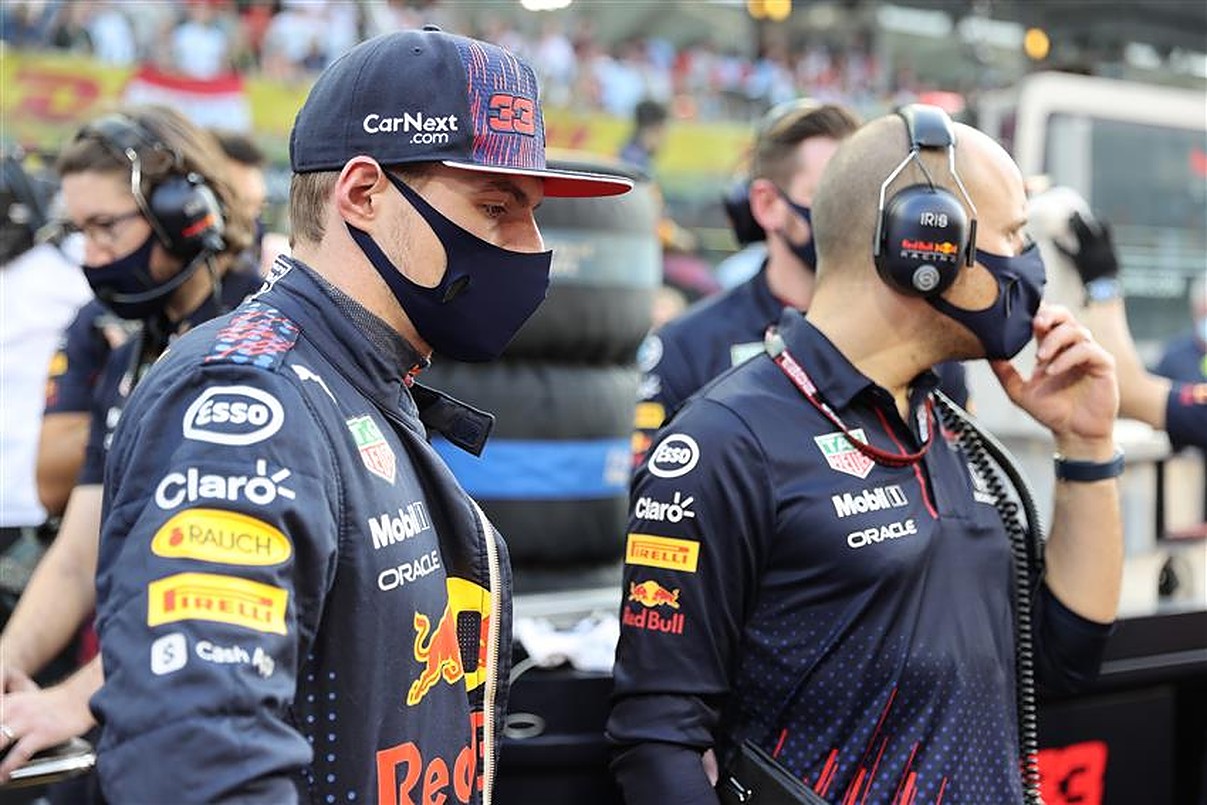 Max Verstappen with his race engineer in Abu Dhabi.v1