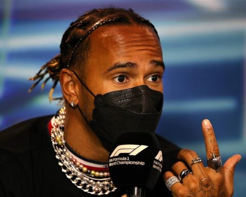 Lewis Hamilton protests jewellery ban in Miami GP.v1